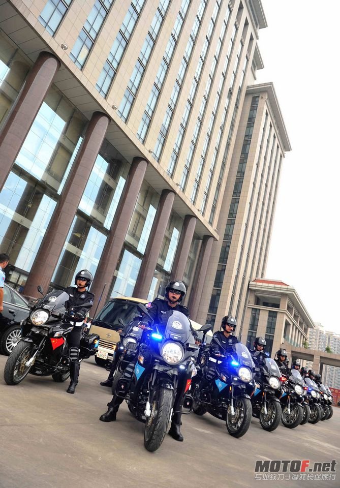 big_Mana850_polizia_Chongqing2.jpg