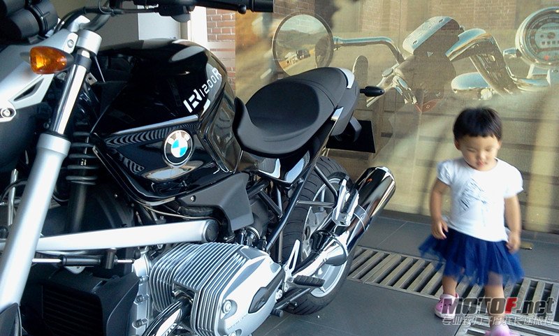 R1200R 2.jpg