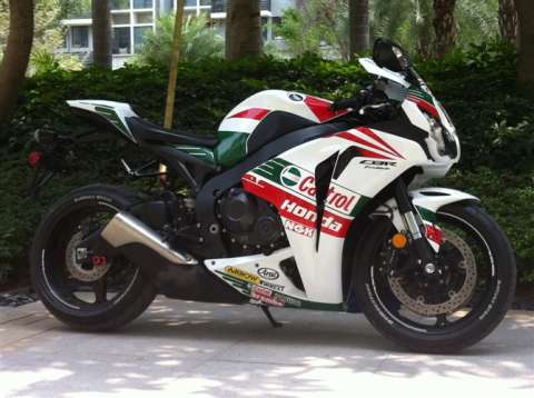 美版08CBR1000RR QQ:329343000     电话：13620033388  车况无敌，动力是杀啦杀啦滴~~~无任何暗病，3套板花，还是跟车轮胎