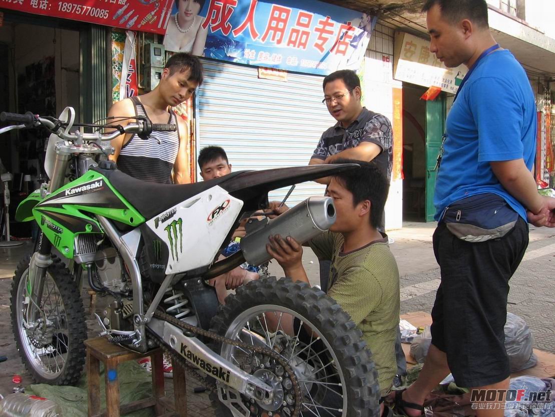 认真装车.jpg