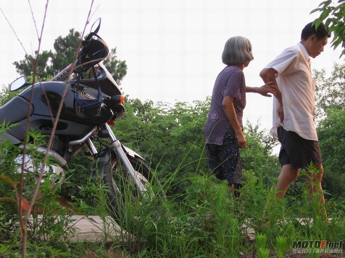 儿啊，莫看了，你快回去喂猪了，太阳落岭了.JPG
