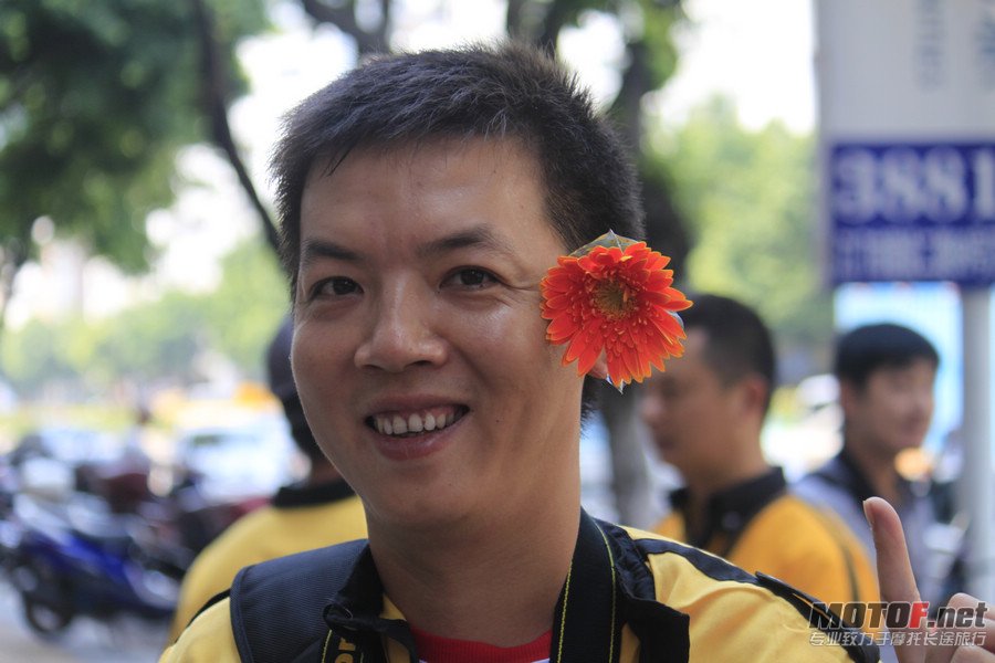 嘻嘻！人比花娇吧！！