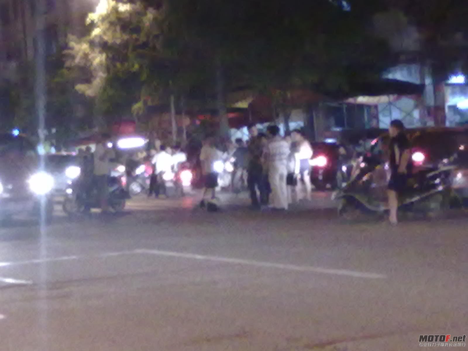 第1张地上小黑点就是死者