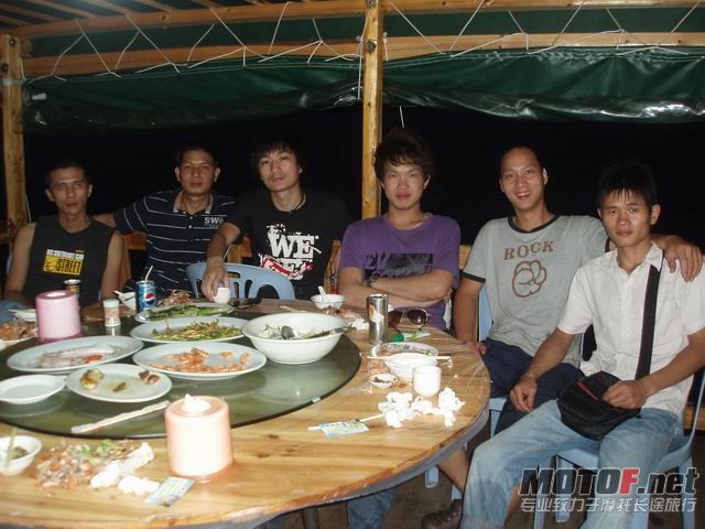 系打把仔朋友船上吃完海鲜留张合照
