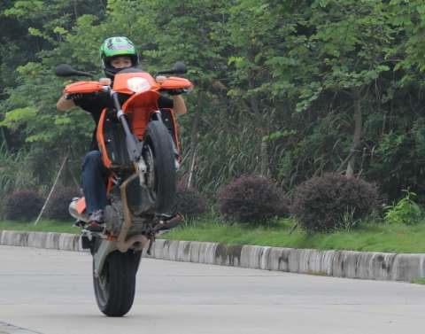 KTM950SM