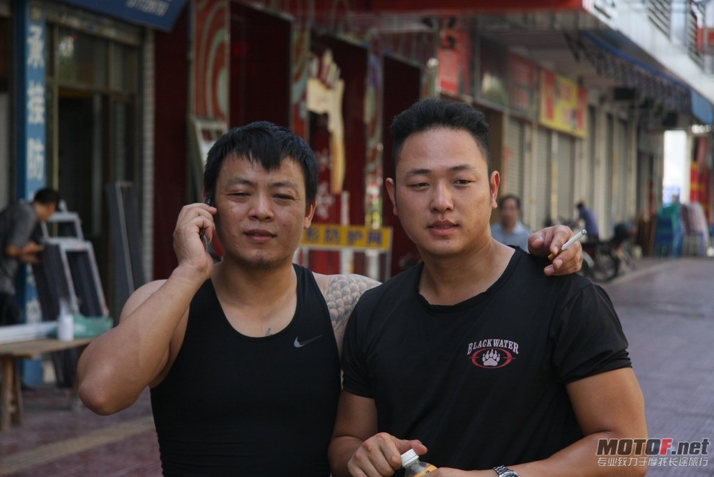 两个大只佬