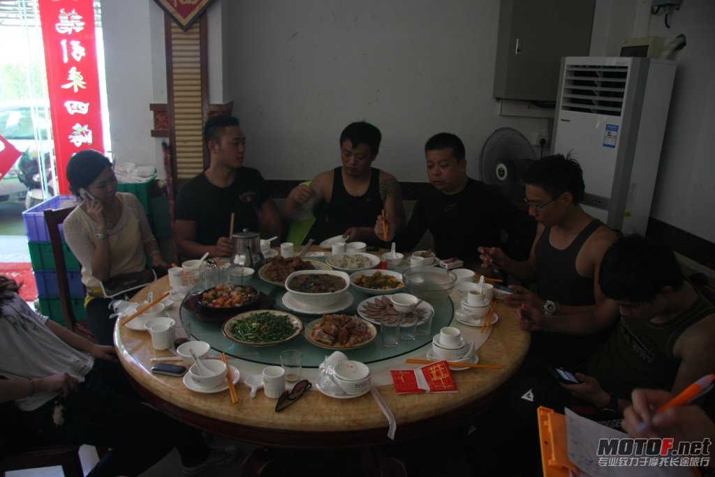 到铜鼓镇开饭，
