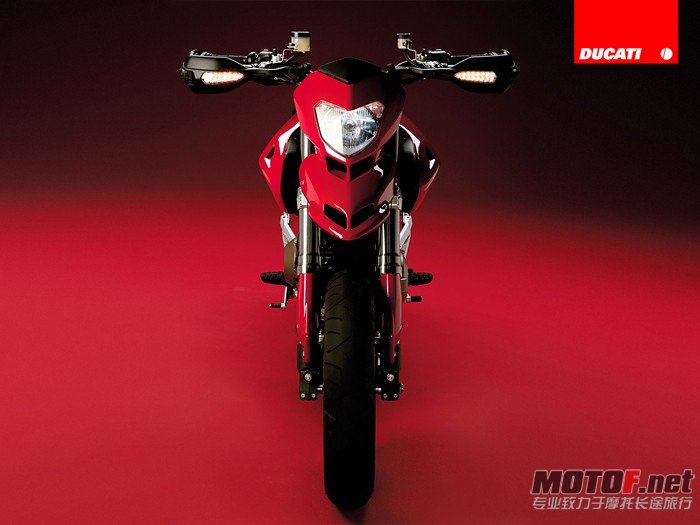HM_1100_R_front_luci-ON_Ducati_motor.jpg
