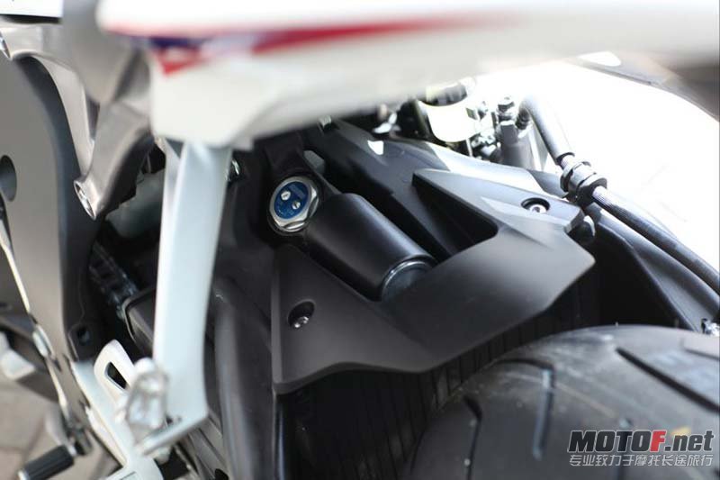 big_2012hondacbr1000rrleak10.jpg