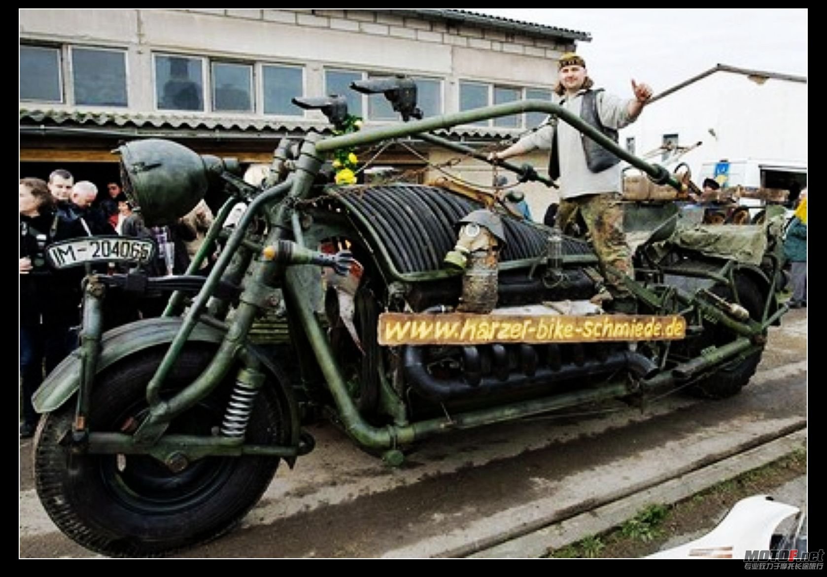 nEO_IMG_giant-motorcycle.jpg