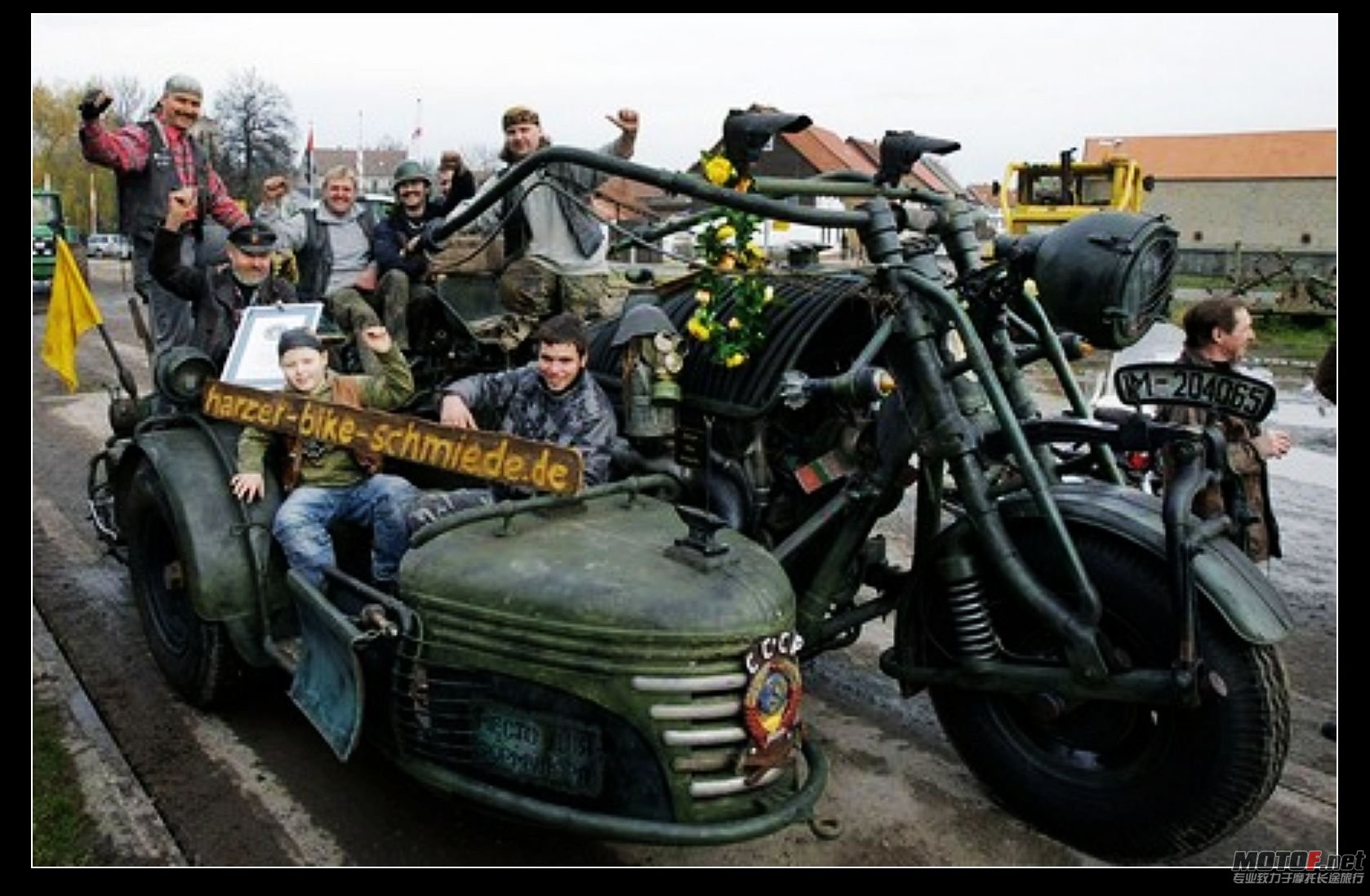nEO_IMG_huge-motorcycle.jpg
