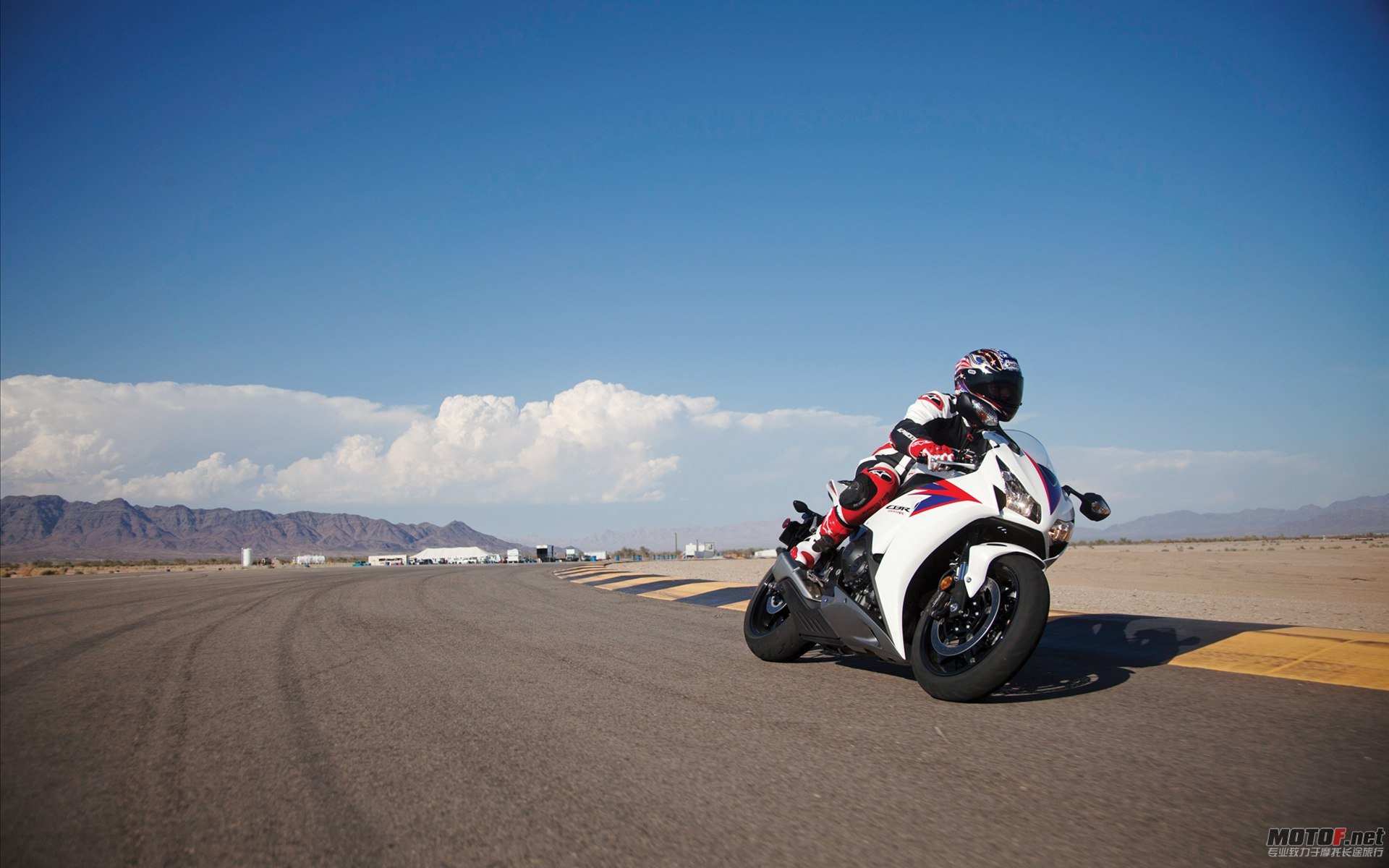 Honda-CBR1000RR-2012-widescreen-02.jpg