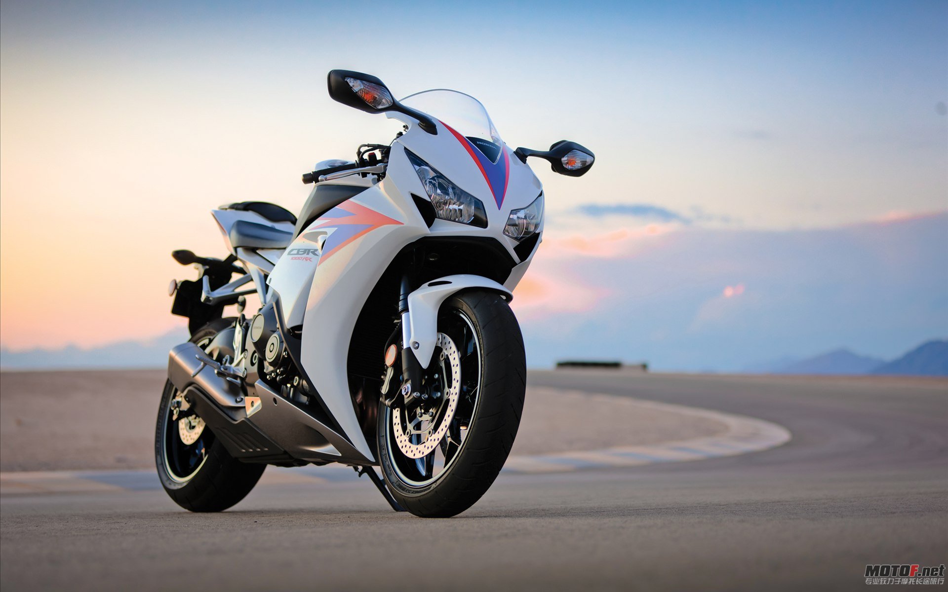 Honda-CBR1000RR-2012-widescreen-05.jpg