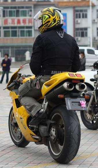 DUCATI 748