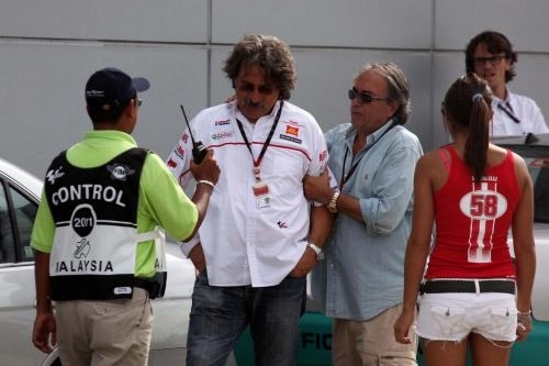 il-padre-paolo-la-fidanzata-kate-e-i-membri-del-team.jpg