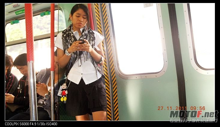 又偷偷睡在女囝后面