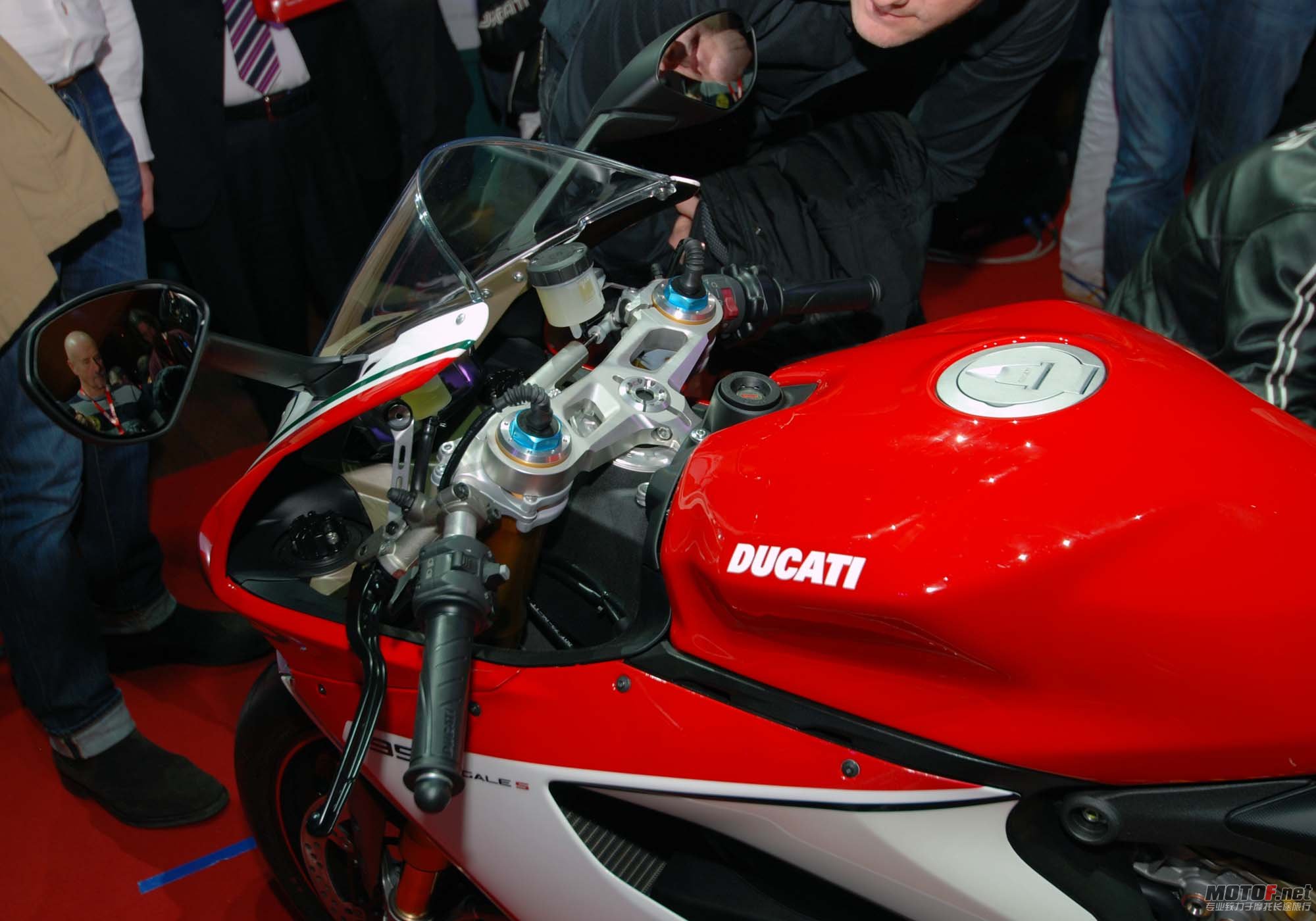 ducati-1199-panigale-s-tricolore-eicma-04.jpg