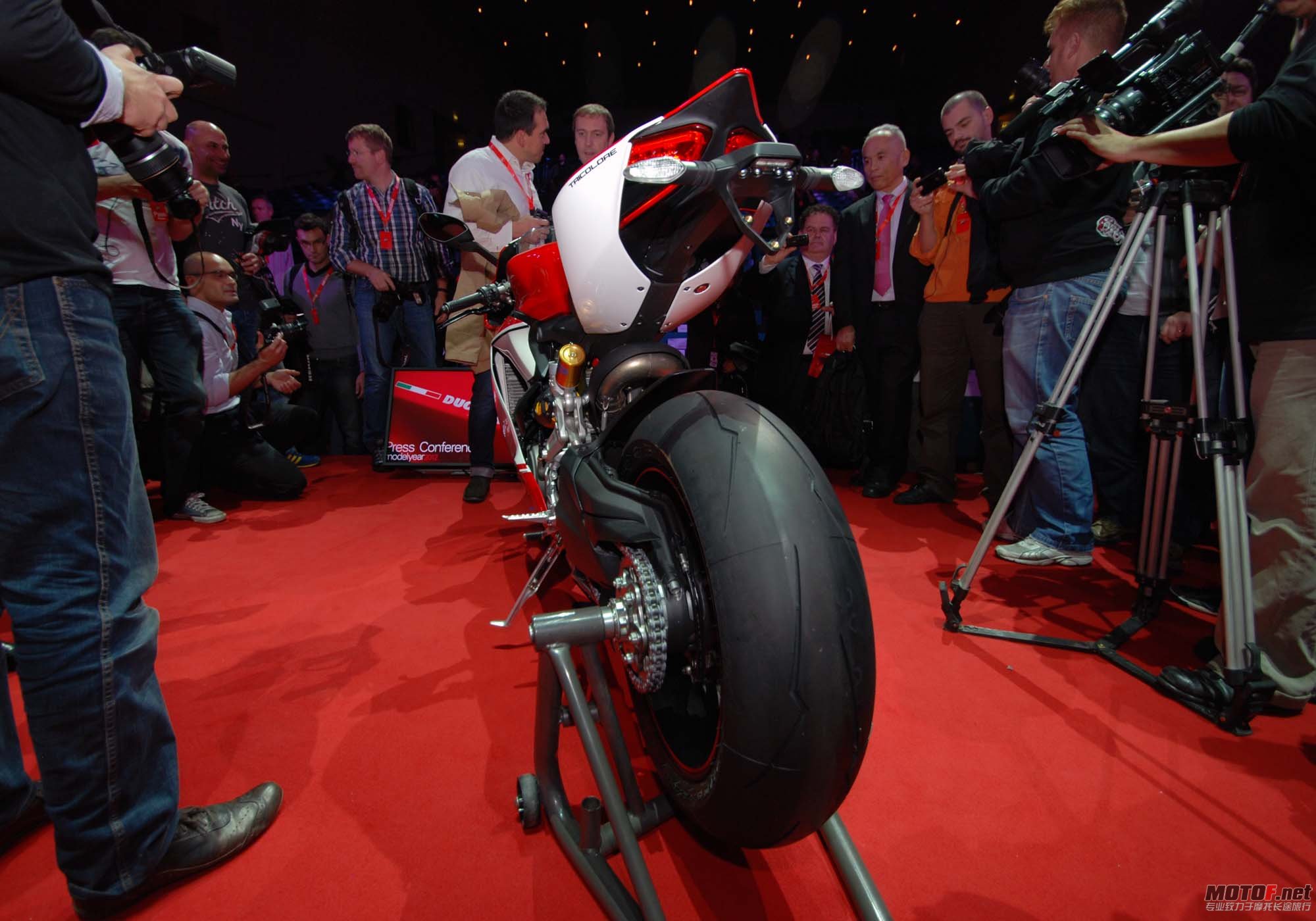 ducati-1199-panigale-s-tricolore-eicma-07.jpg
