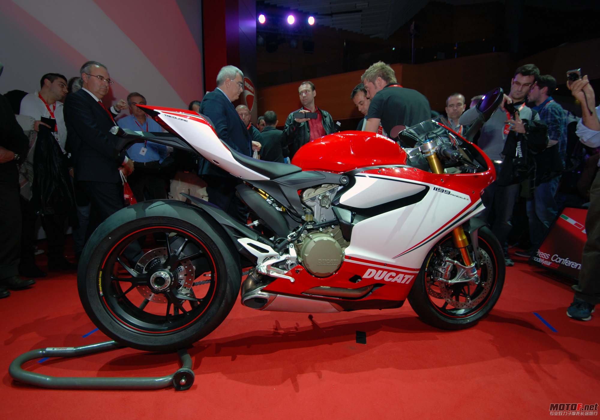 ducati-1199-panigale-s-tricolore-eicma-11.jpg