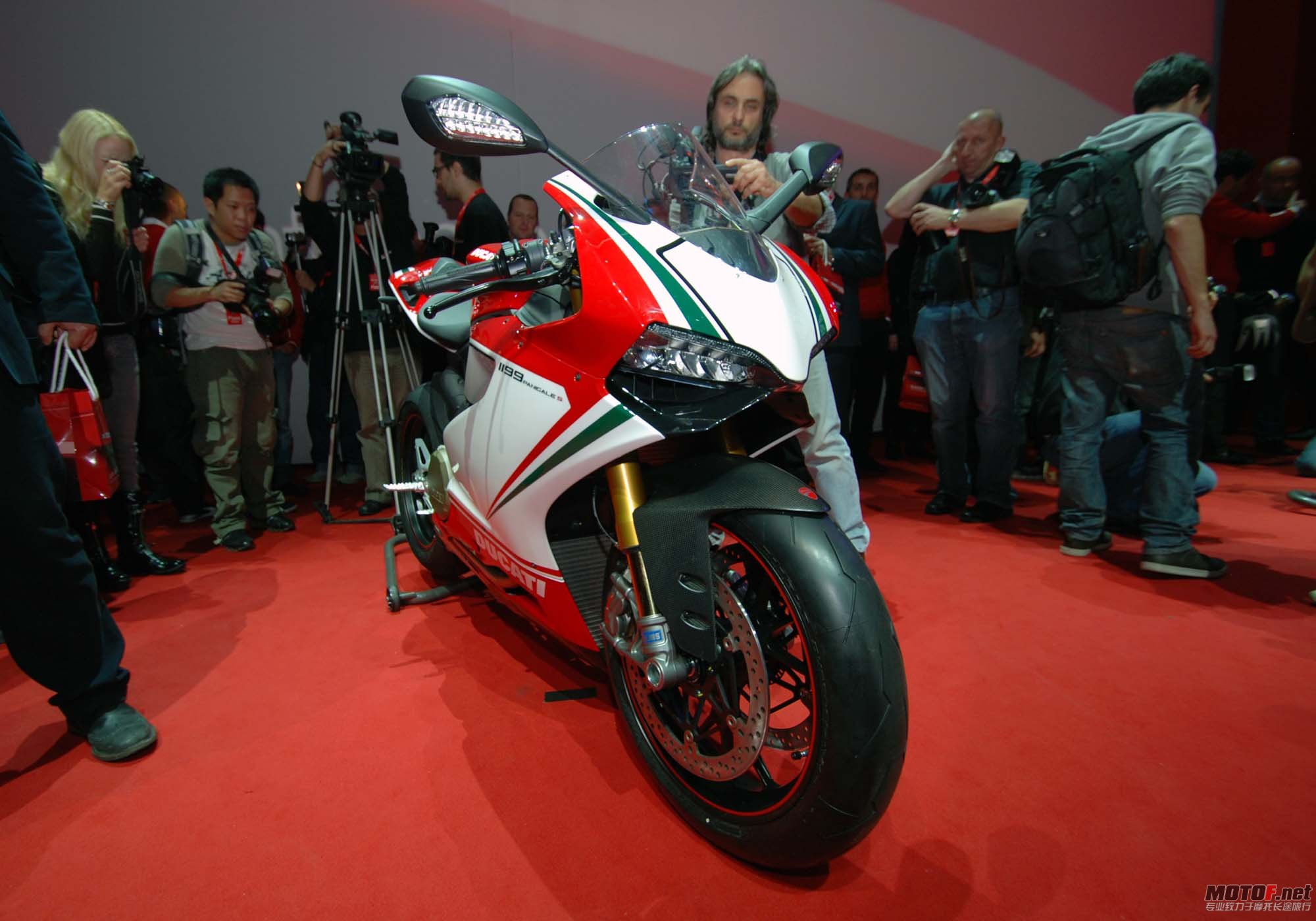 ducati-1199-panigale-s-tricolore-eicma-14.jpg