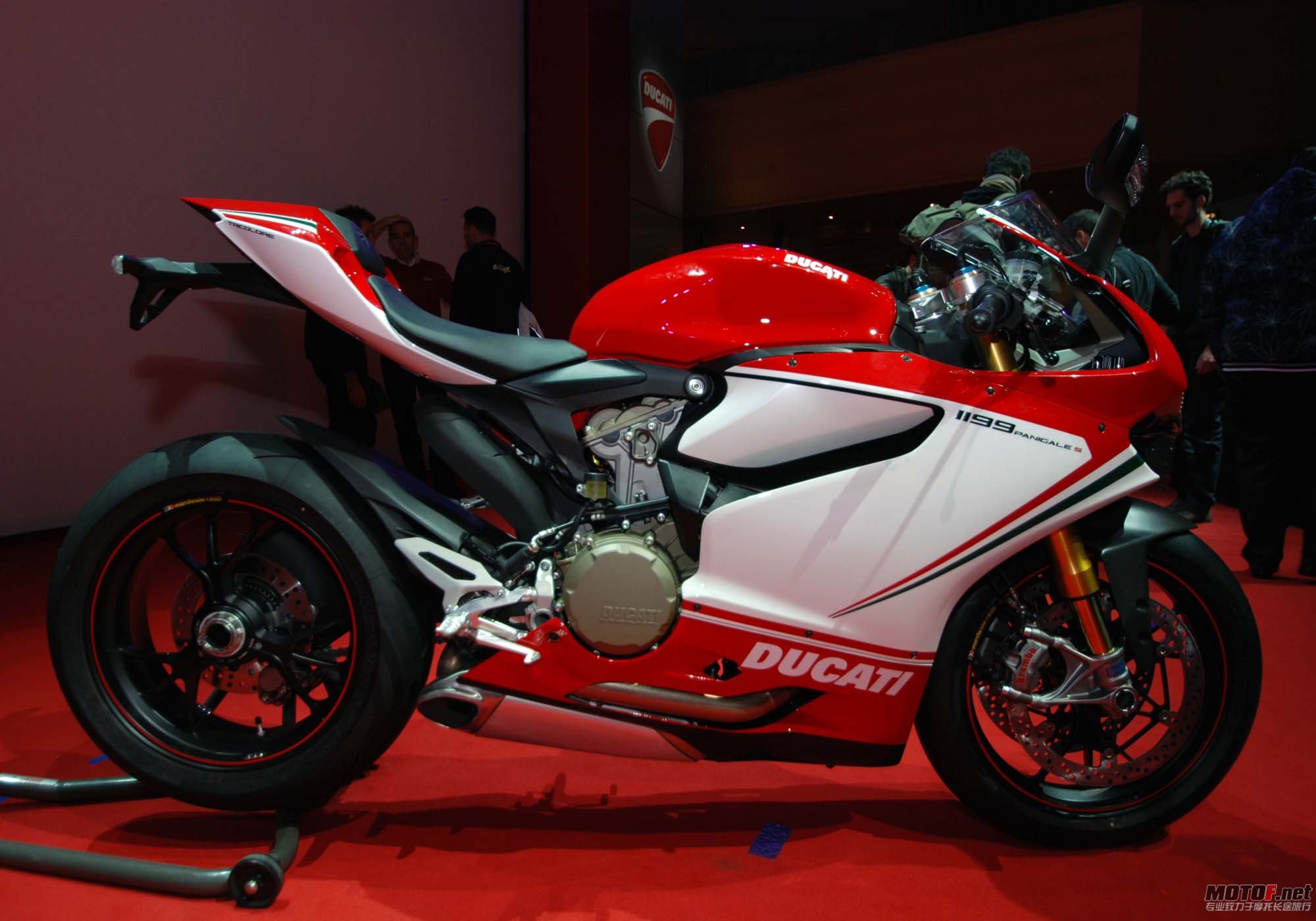 ducati-1199-panigale-s-tricolore-eicma-16.jpg
