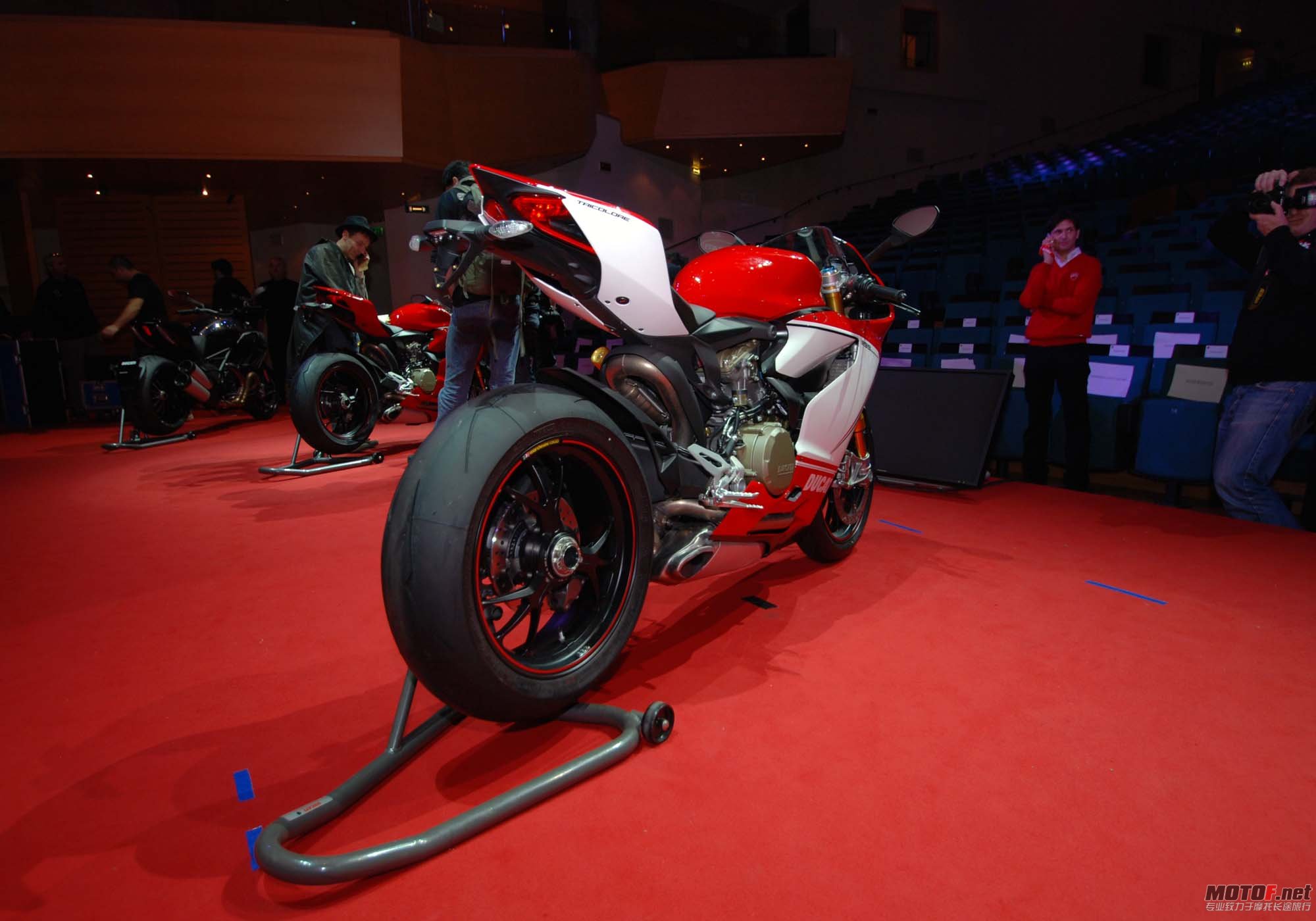 ducati-1199-panigale-s-tricolore-eicma-17.jpg