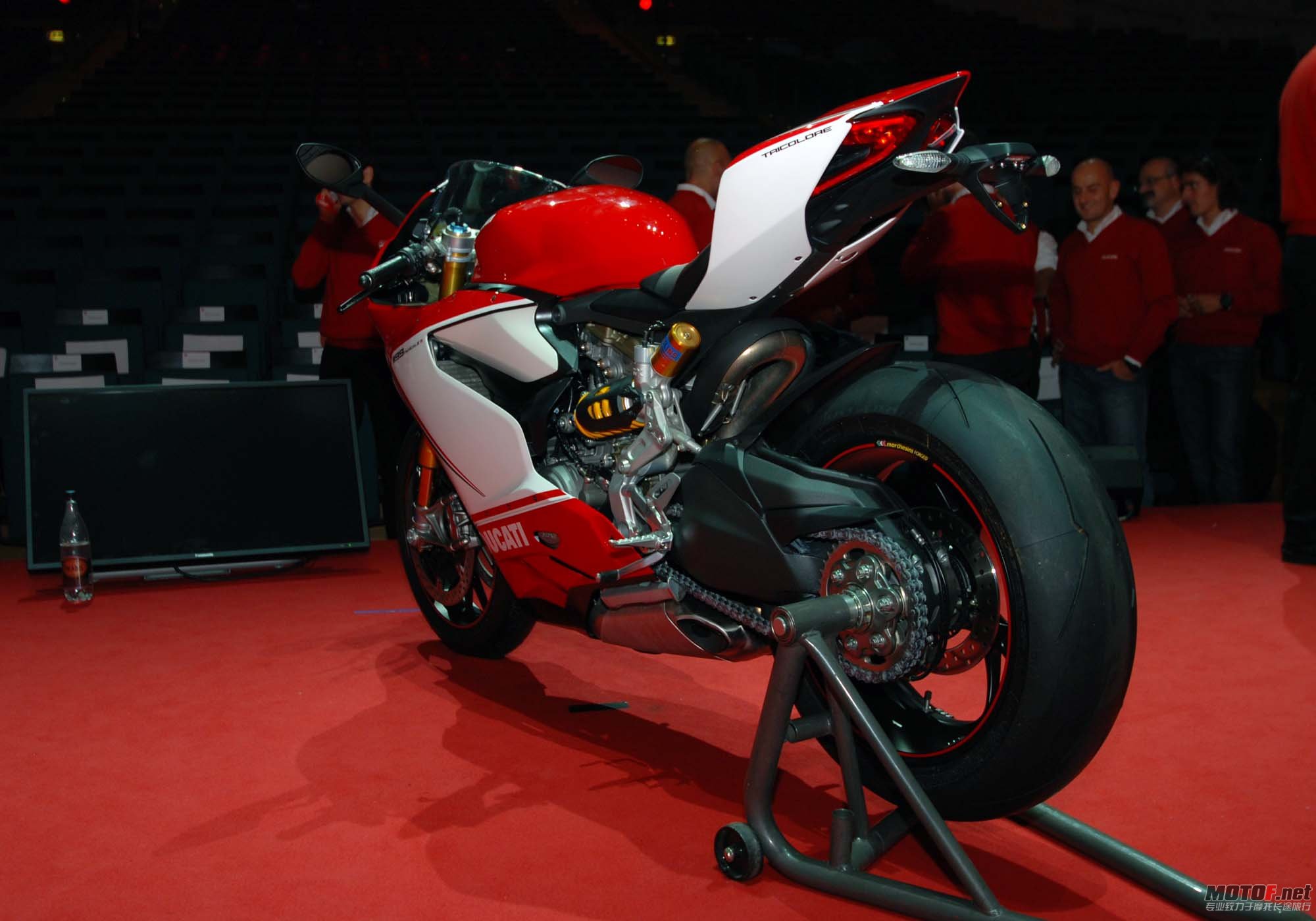 ducati-1199-panigale-s-tricolore-eicma-19.jpg