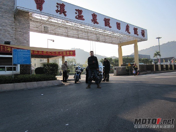 和肠粉爸爸一起和年会场地合影