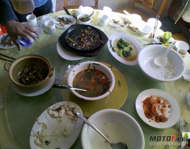 都饿疯 了，盘子差点都吃了