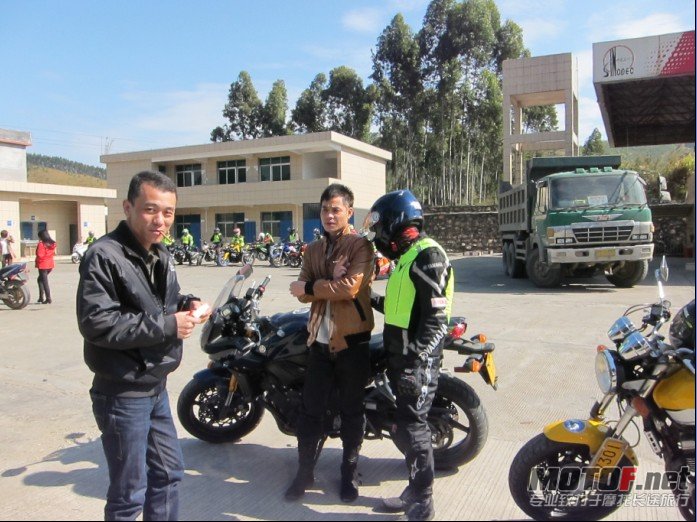 哥就喜欢在油站抽烟.jpg