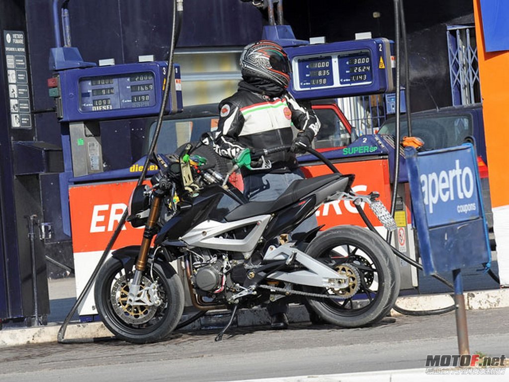 big_benelli_due_756_2009_01.jpg