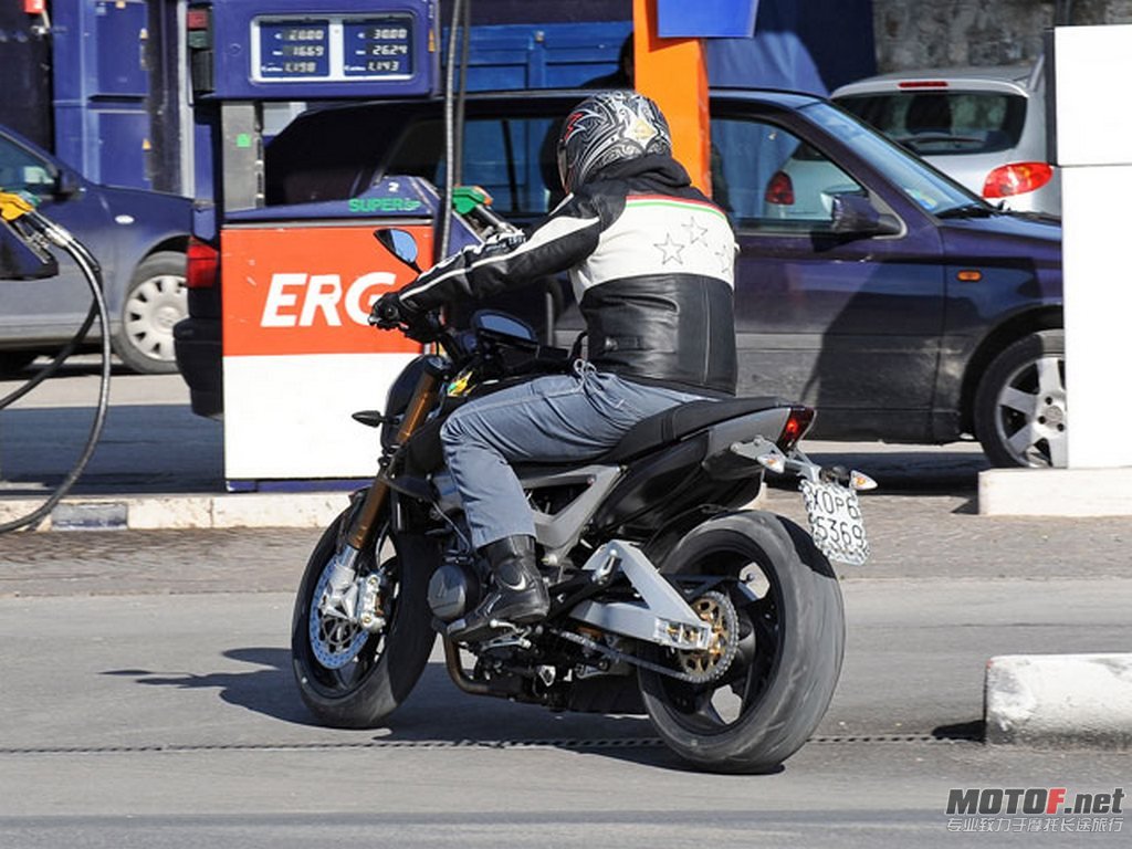 big_benelli_due_756_2009_04.jpg