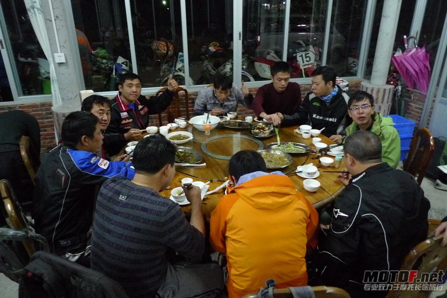 元旦爬鸡年会250.jpg