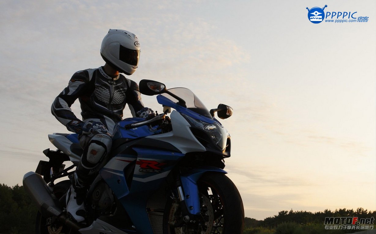 Suzuki-GSX-R1000-2012-widescreen-06_调整大小.jpg