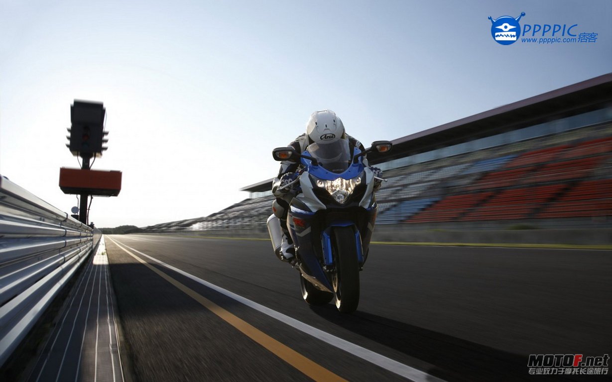 Suzuki-GSX-R1000-2012-widescreen-07_调整大小.jpg