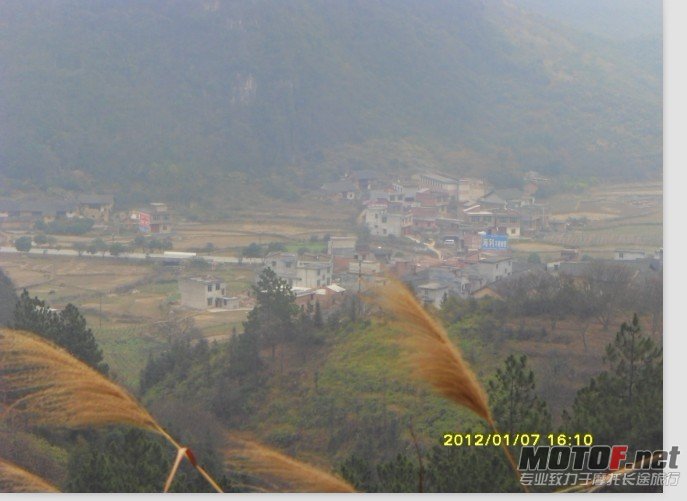 公路边的小村