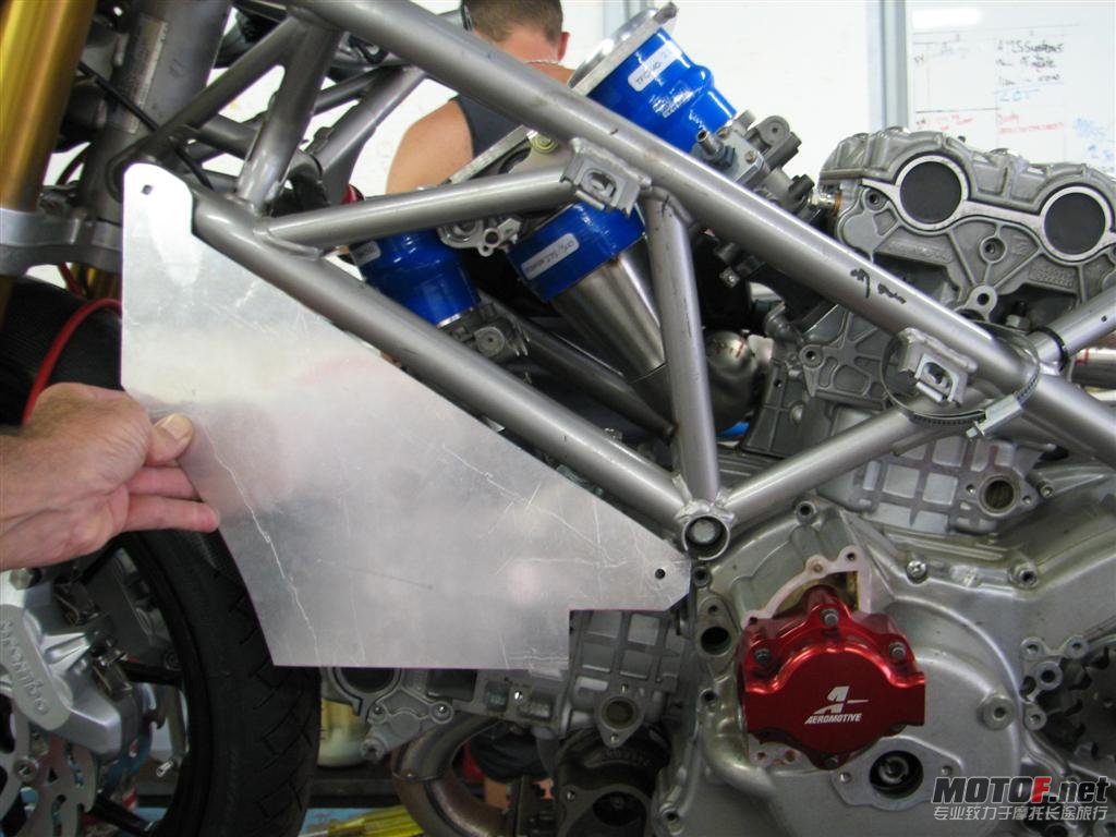 999RDUCATIDRAGBIKEFUELTANK002.jpg