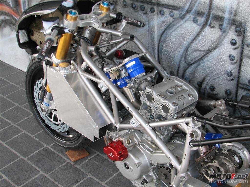 999RDUCATIDRAGBIKEFUELTANK034.jpg