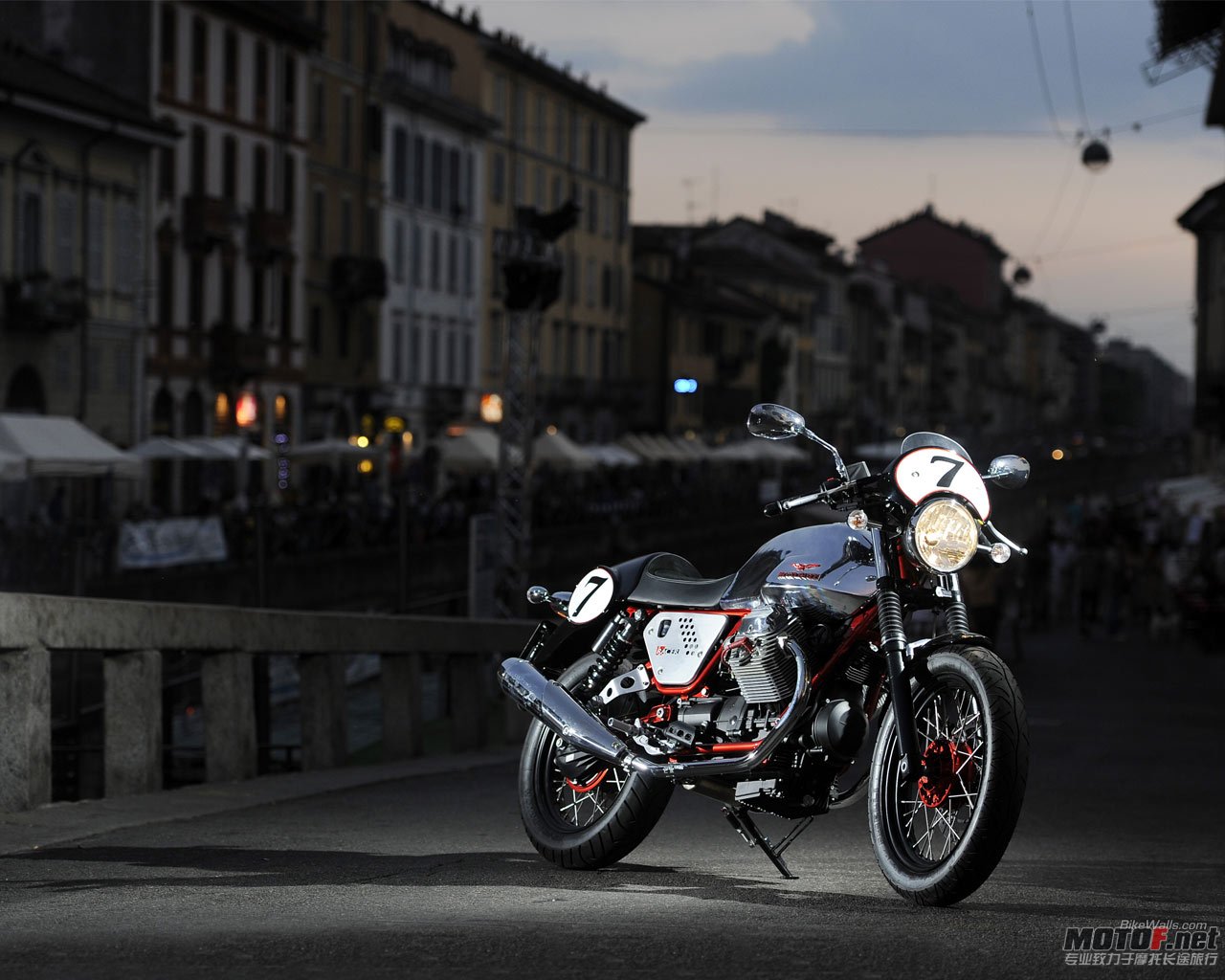 MotoGuzzi_v7racer_2011_31_1280x1024.jpg