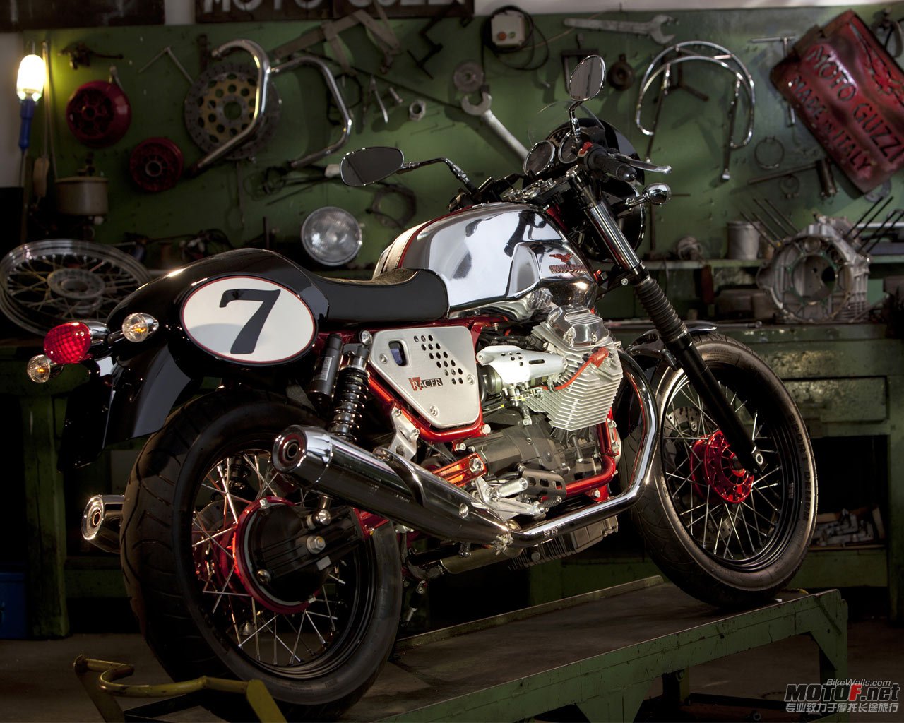 MotoGuzzi_v7racer_2011_25_1280x1024.jpg