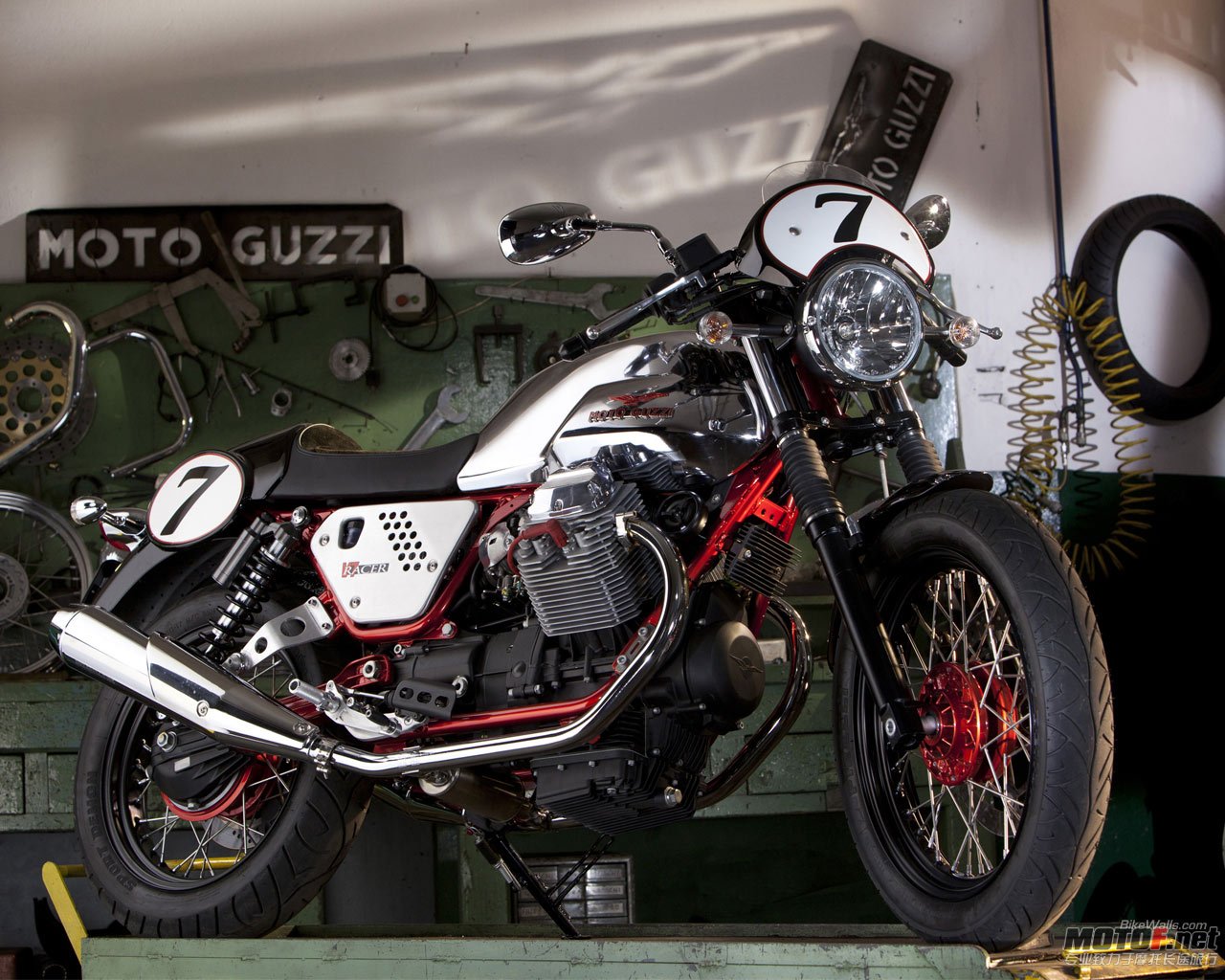 MotoGuzzi_v7racer_2011_26_1280x1024.jpg