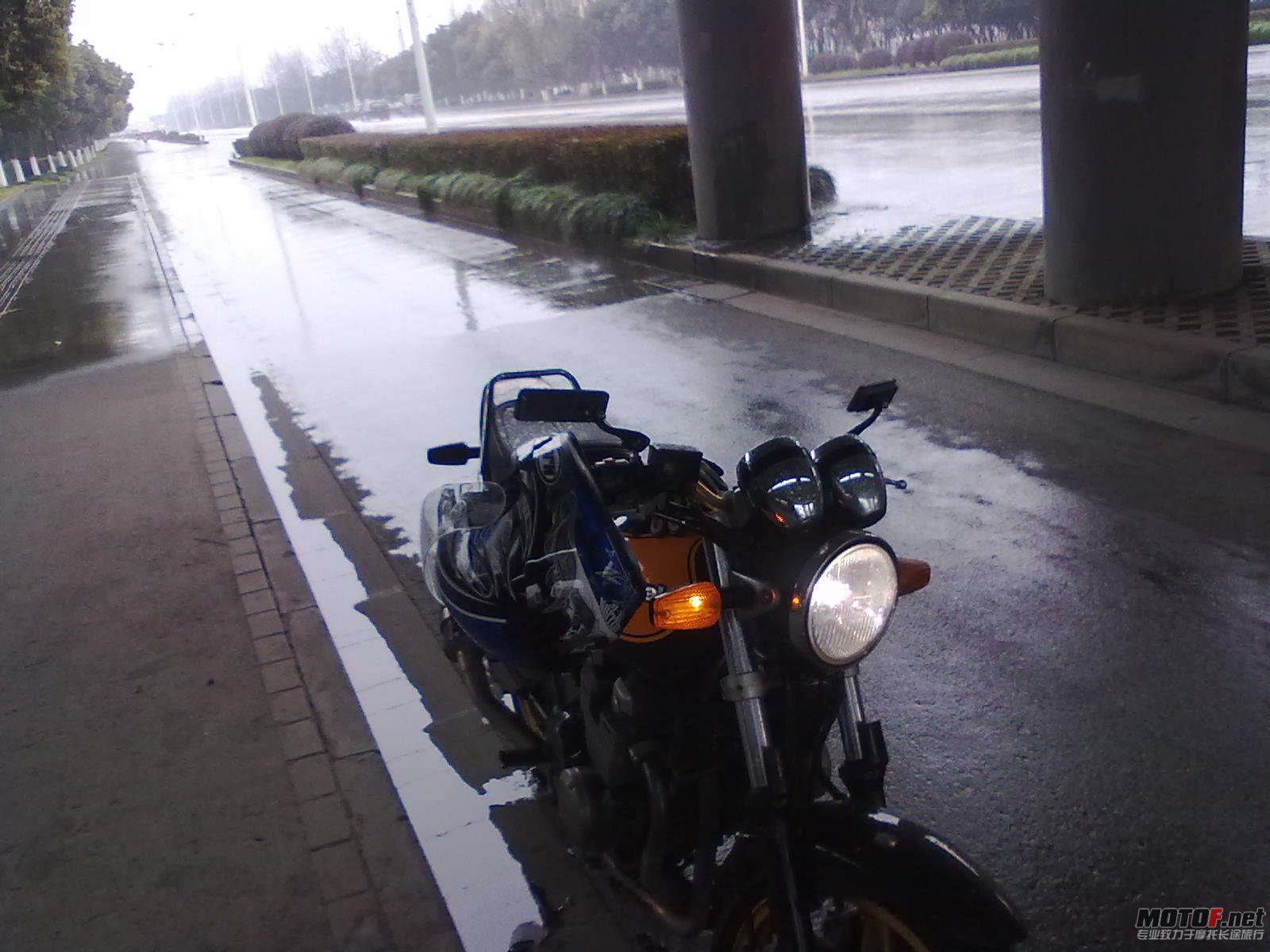 雨实在太大，等雨