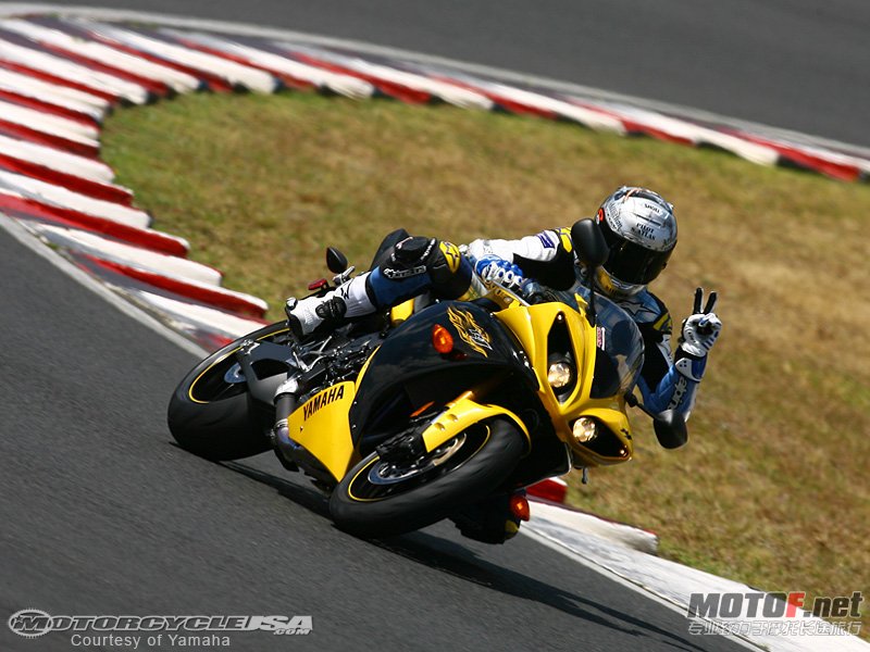 2009-yamaha-yzf-r1-16.jpg