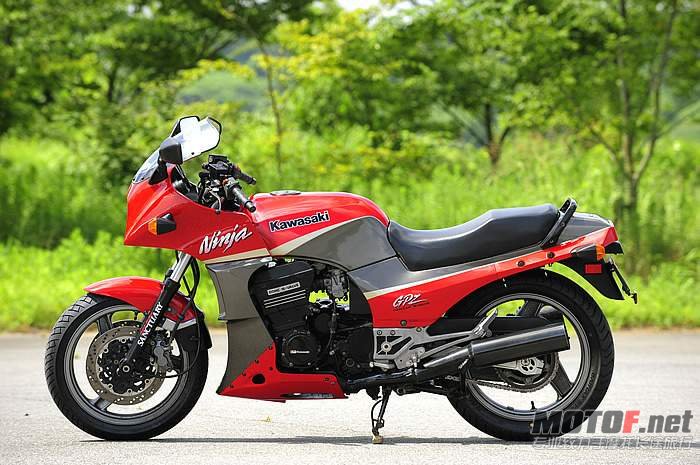 Kawasaki GPZ900R 98  1.jpg
