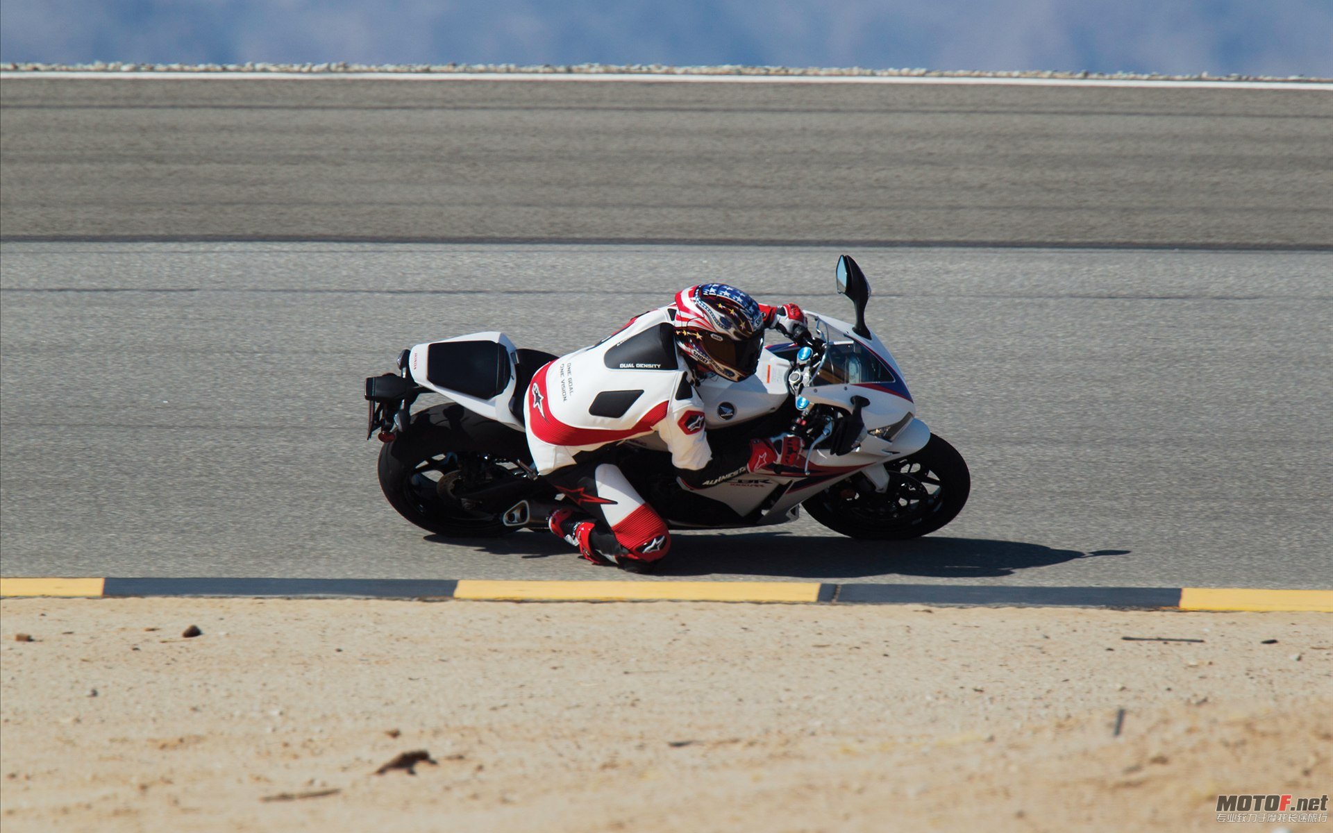 Honda-CBR1000RR-2012-widescreen-03.jpg