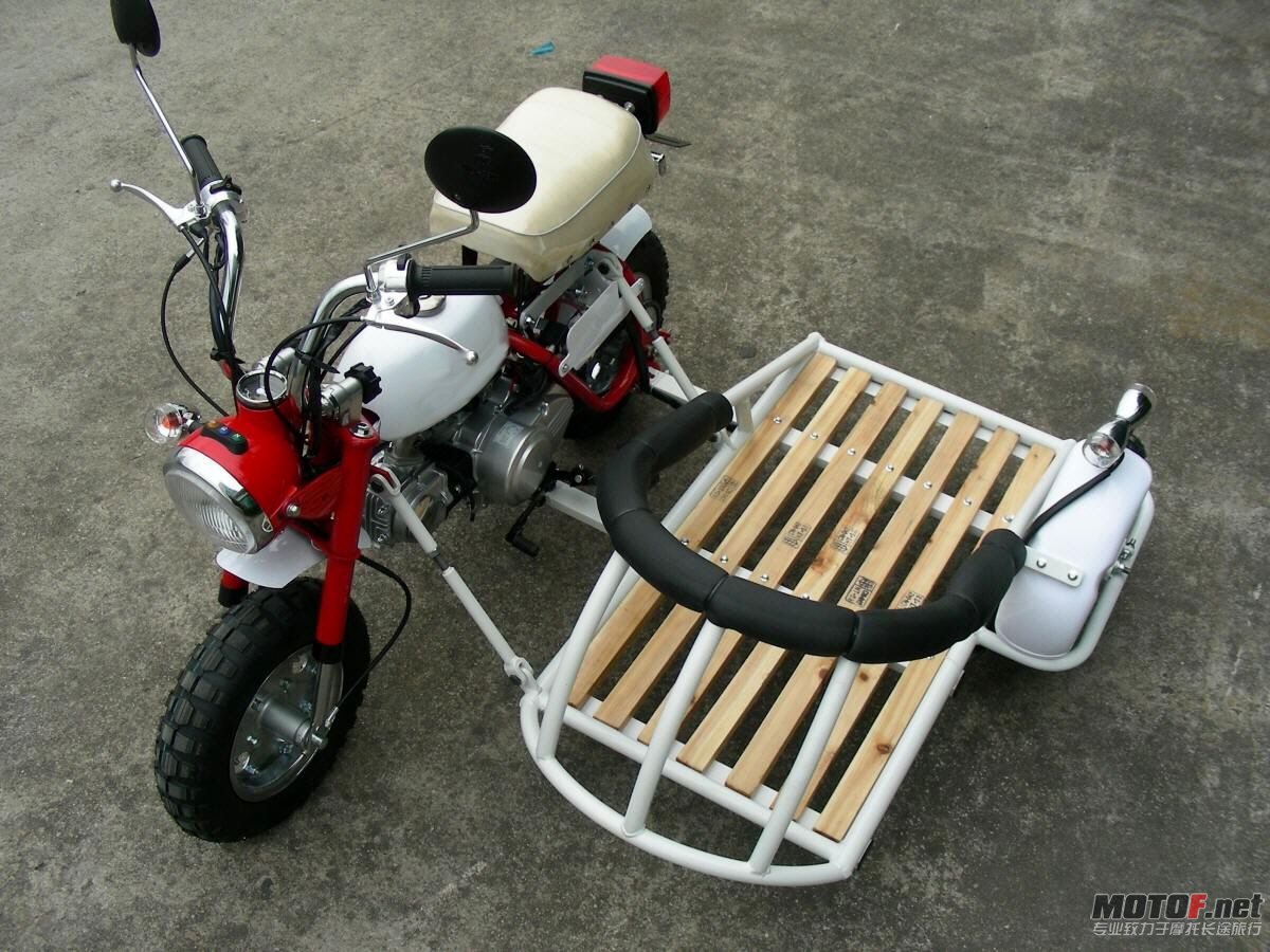 mokeyredwhite4.jpg