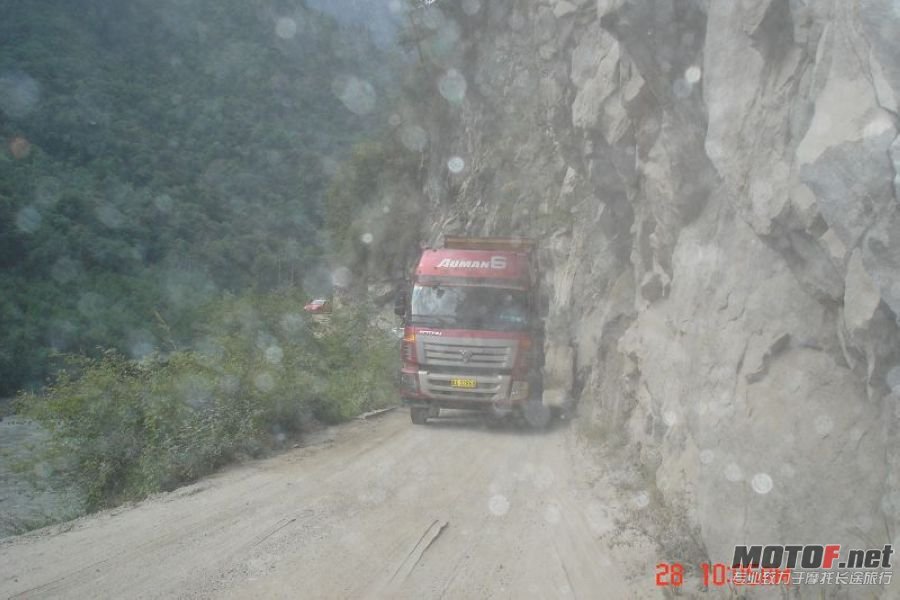 通麦天险遇大卡紧靠山体让路。