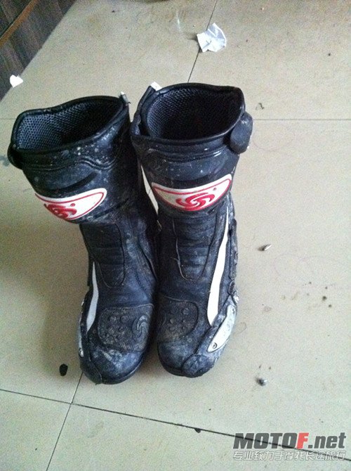 我的战靴，把以前的登山鞋淘汰，去池塘里玩了一次泥巴，没洗呢，哈哈