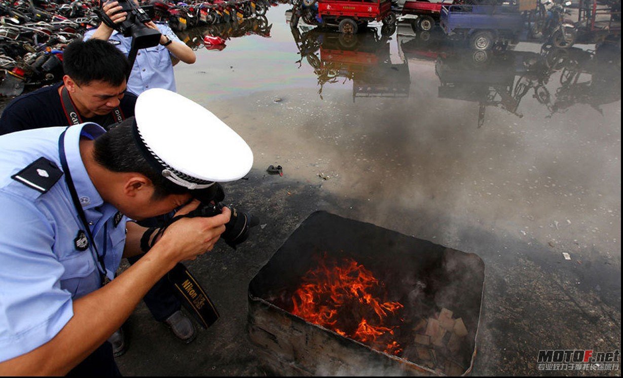 2012年5月7日，广东佛山市南海公安分局交警大队在该市平洲三山货运码头举行集中销毁“黑摩”活动，对前一阶 ...