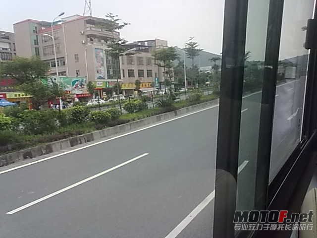 坐车回家的路上！